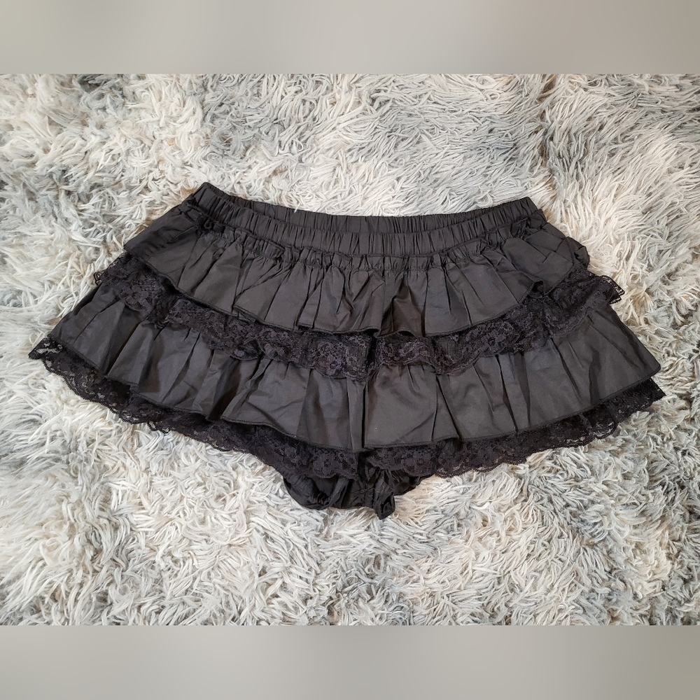 ♡ SOLD ON EBAY ♡ Edikted XS Black Lacey Ruffled Bloomer Mini Skort